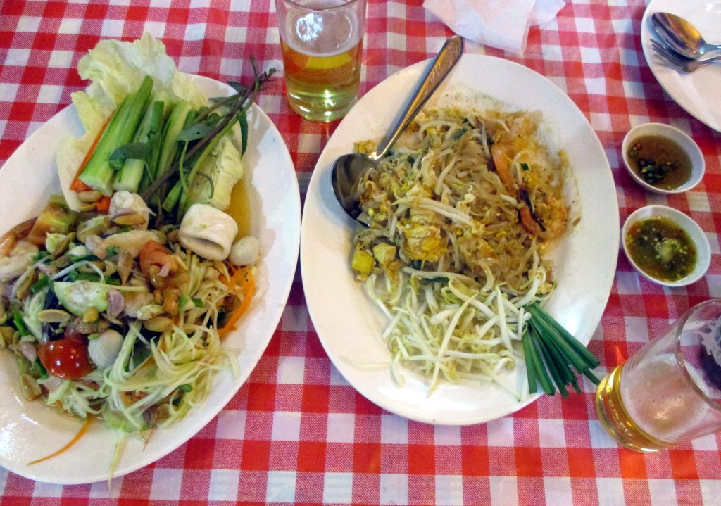 PAPAYASALAATTI ÄYRIÄISTEN KERA SEKÄ PAD THAI