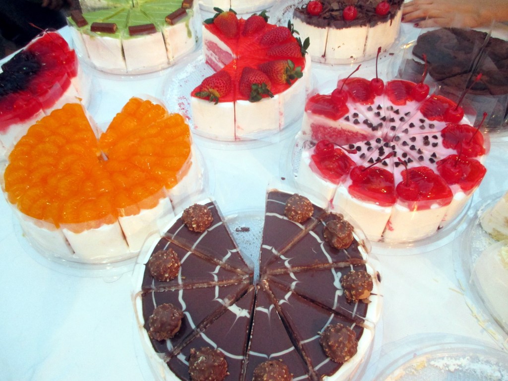 TÄYTEKAKKUJA MYYDÄÄN VIIPALEITTAIN