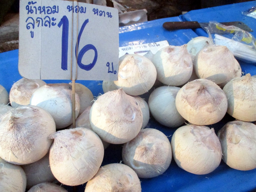 MAUKKAITA KOOKOSPÄHKINÖITÄ