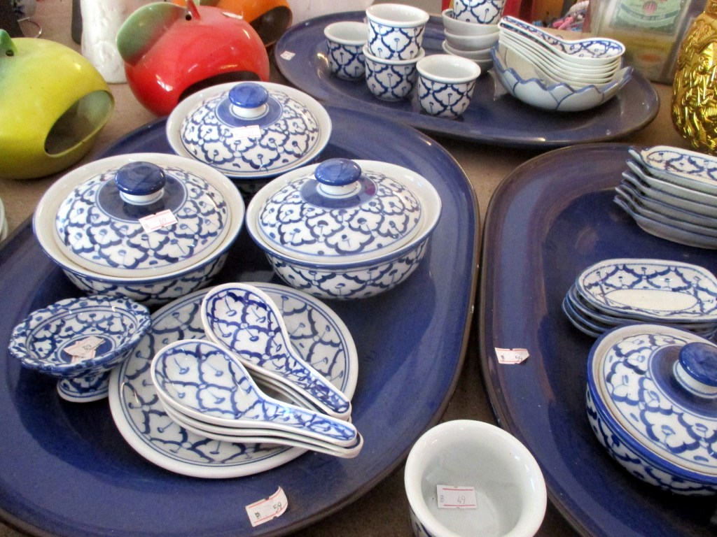 SINIVALKOISIA THAIASTIOITA