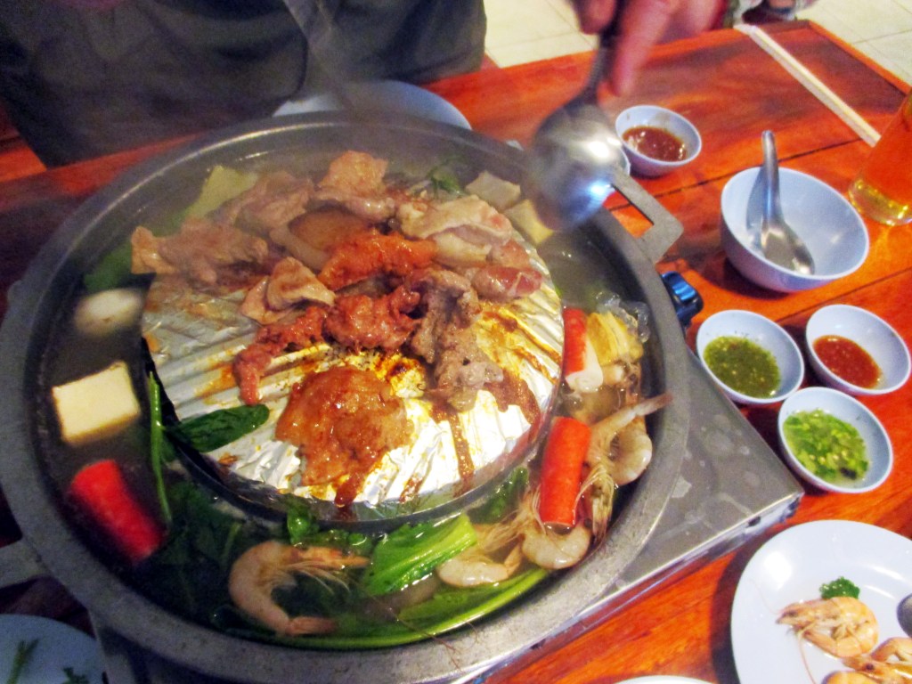 ILLALLINEN KYPSYI PÖYDÄSSÄ