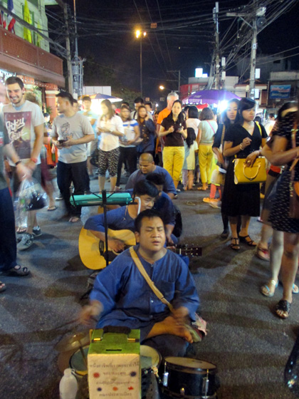 SOITTAJAPOIKIA KESKELLÄ WUALAIN KÄVELYKATUA