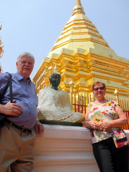 MATKALAISET DOI SUTHEP TEMPPELISSÄ