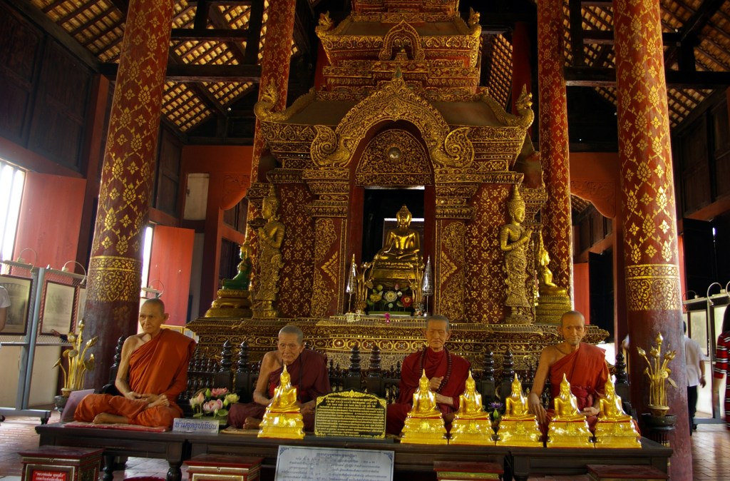 VAHAMUNKIT PÄIVYSTIVÄT TEMPPELISSÄ