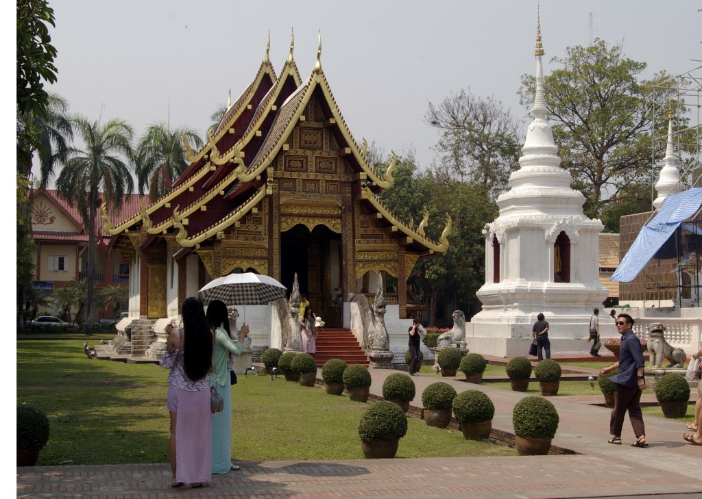 PÄÄT KÄÄNTYIVÄT KAUNIIDEN KIINALAISTYTTÖJEN KOHDALLA
