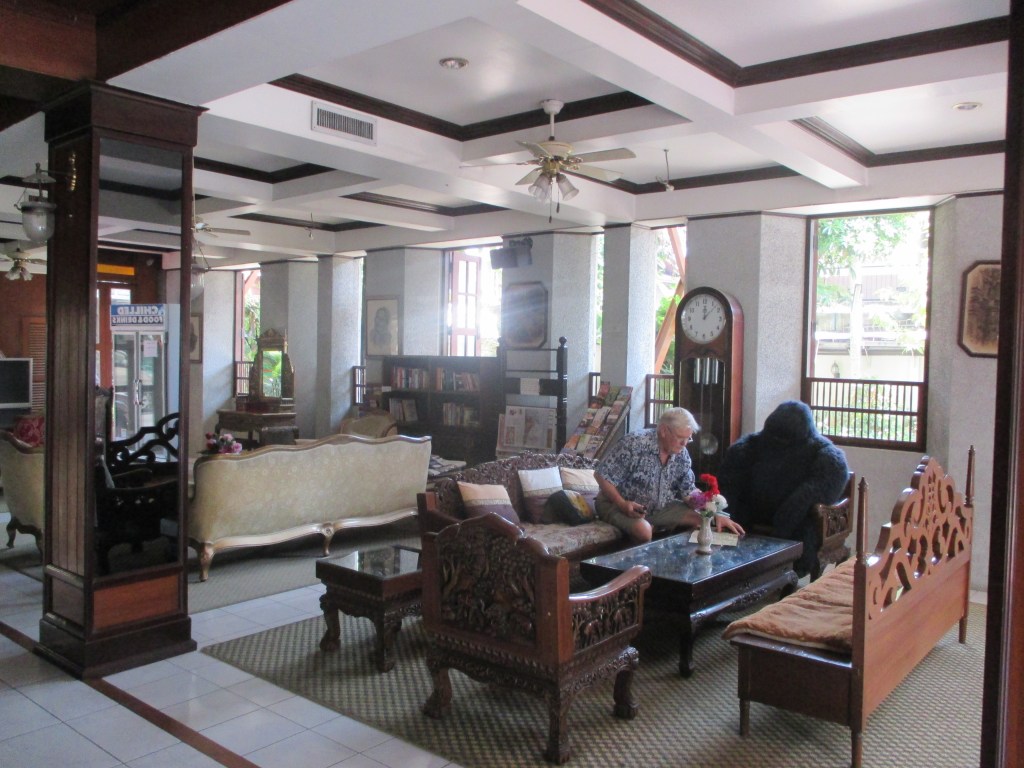 HOTELLIN AULASSA OLI MENNEEN MAAILMAN TUNNELMA