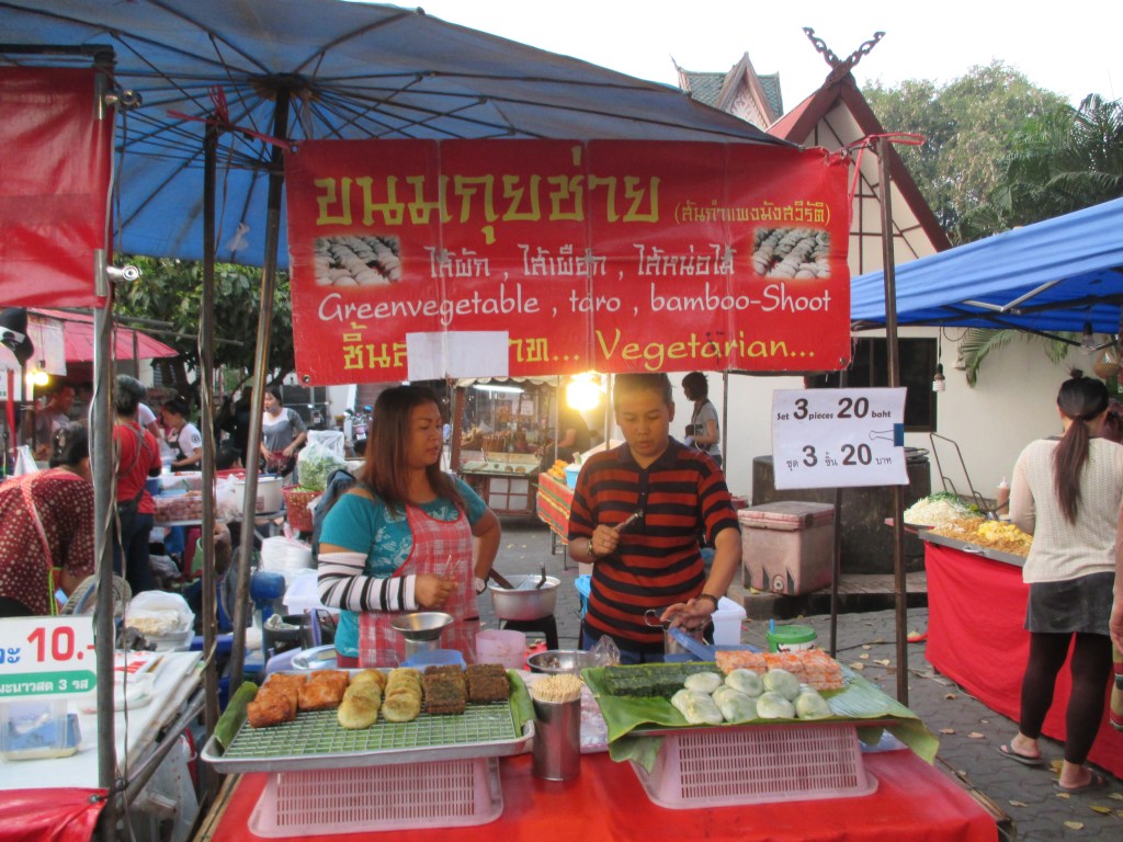 KOLME ISOA KASVISPAISTOSTA MAKSOI 20 BAHTIA (60 CENTTIÄ)