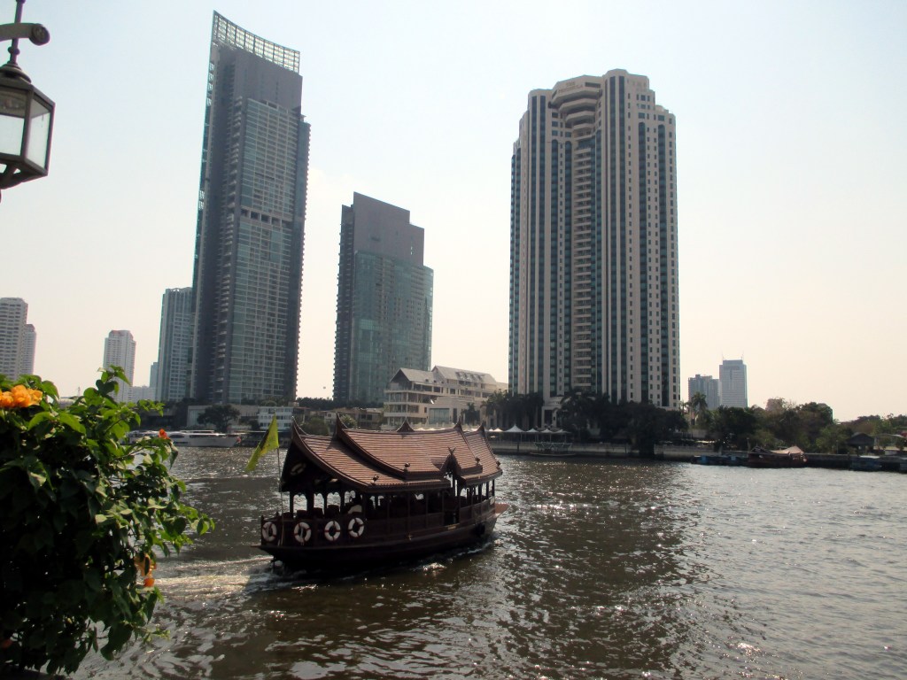 LIIKENNETTÄ CHAO PRAYA JOELLA