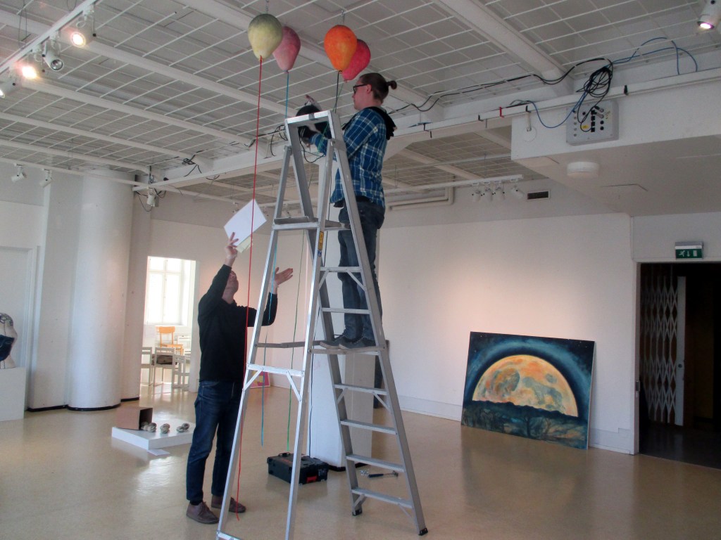 HÄMEEN NUORTEN NÄYTTELYN RIPUSTUS MENEILLÄÄN