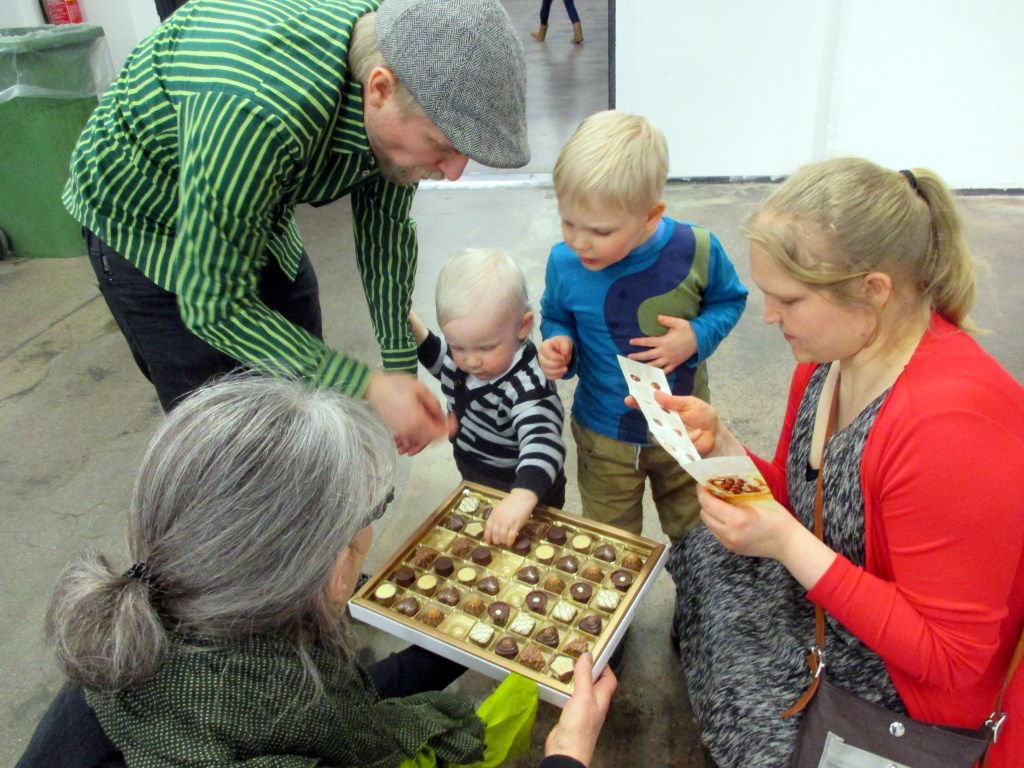 NAMUTÄTI MARI TARJOILEE SUKLAATA