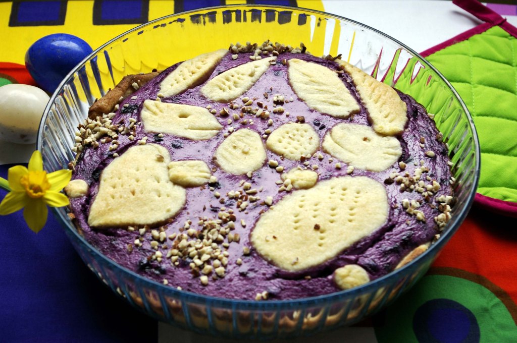 VISA-PUPU JA OTSO-PUPU ANTAVAT TOISILLEEN PÄÄSIÄISMUNIA