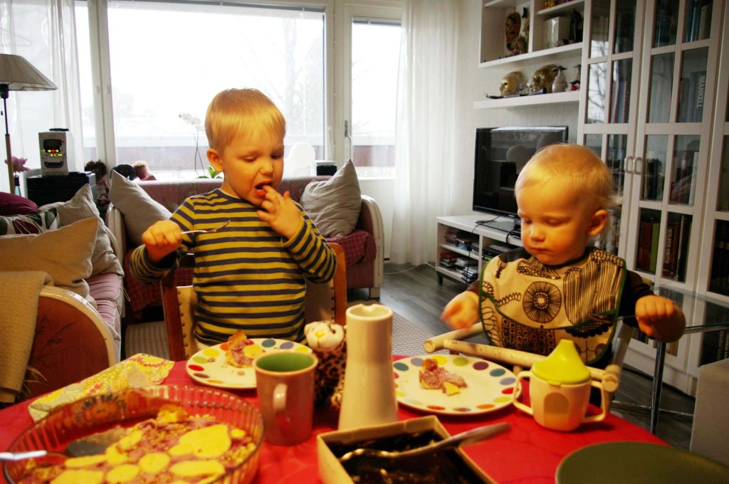 OTSOLLE JA VISALLE MAISTUIVAT TORTUN LISÄKSI MYÖS MÄMMI JA PÄÄSIÄISPASHA