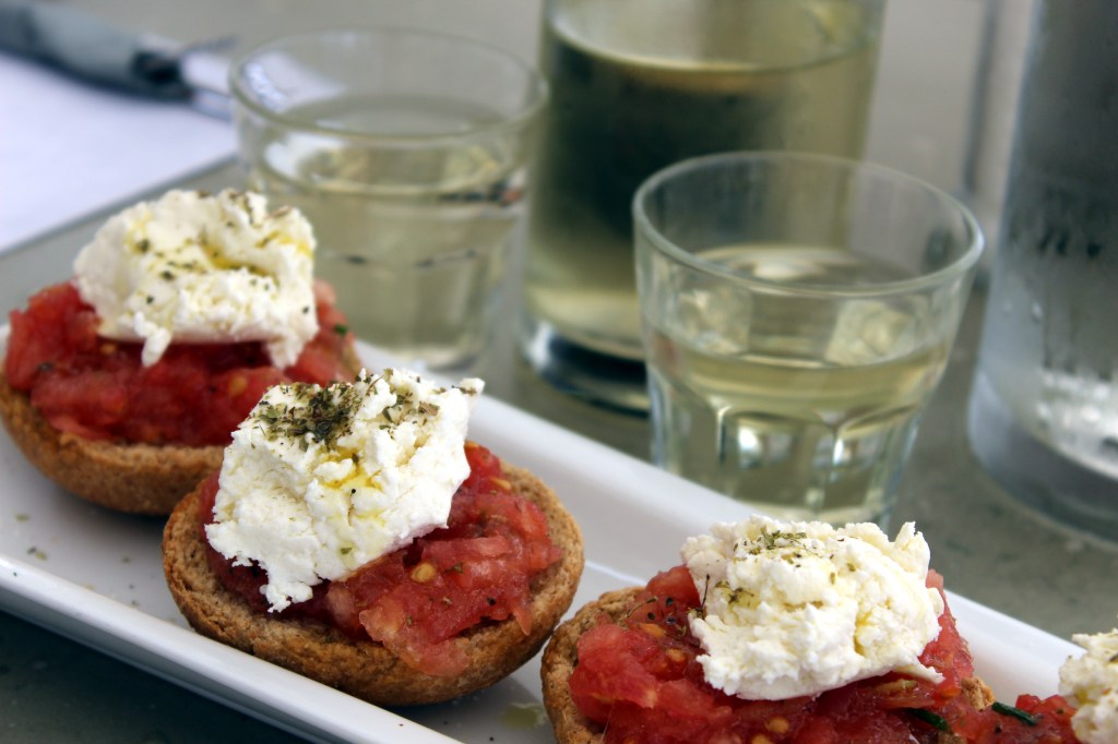 KREETALAISIA KORPPUJA, TOMAATTIMUHENNOSTA JA FETAA