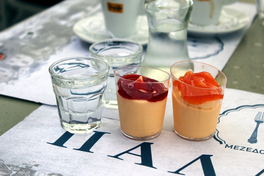 RAVINTOLAN JÄLKIRUOKAYLLÄTYS RAKIA JA HEDELMÄVANUKKAITA