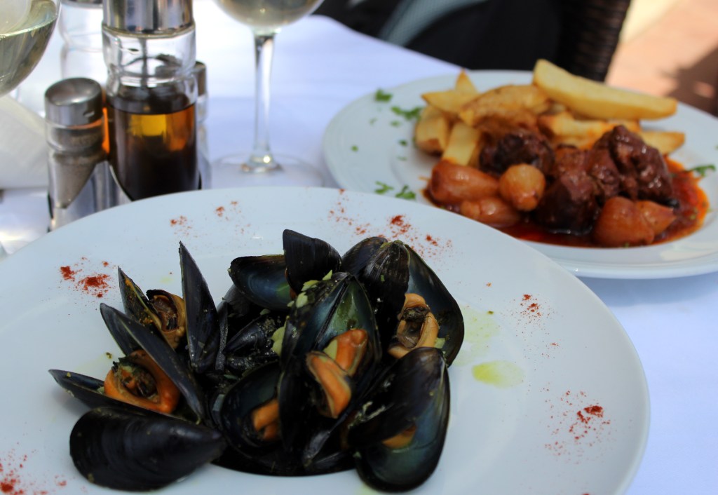 SINISIMPUKOITA JA STIFADOA