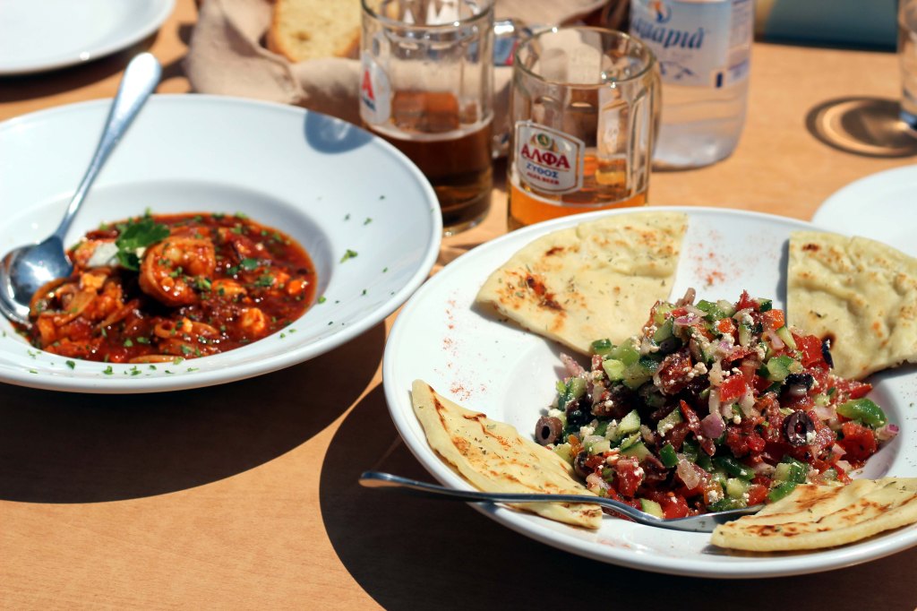 TÄSSÄ YKSI VERSIO KREETALAISESTA SALAATISA, VIERESSÄ RAPU-SAGANAKIPAISTOSTA