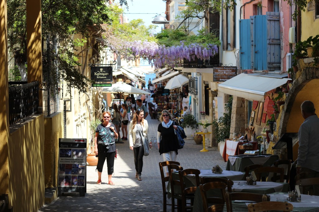 KIEHTOVIA PIKKU KUJIA VANHASSA KAUPUNGISSA