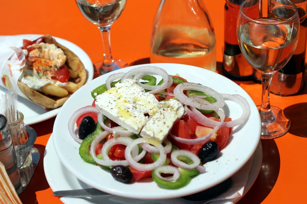 TÄSSÄ AITO KREIKKALAINEN SALAATTI