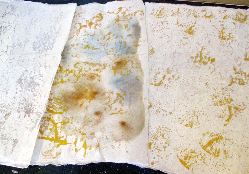 MEHILÄISVAHAKORISTETTUJA PAPEREITA