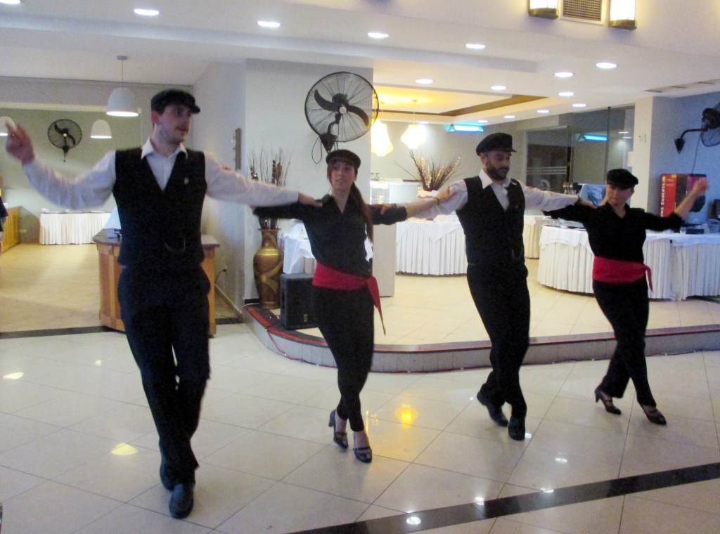 KANSALLISPUVUT VAIHTUIVAT MODERNEIHIN ASUIHIN