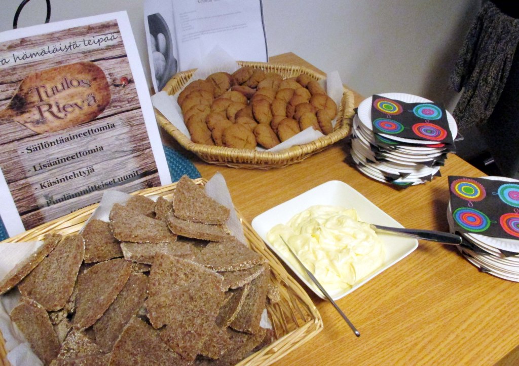 TARJOLLA OLI RUISLEIPÄÄ, SITRUUNA-HUNAJAVOITA JA KOVIA PIPARKAKKUJA