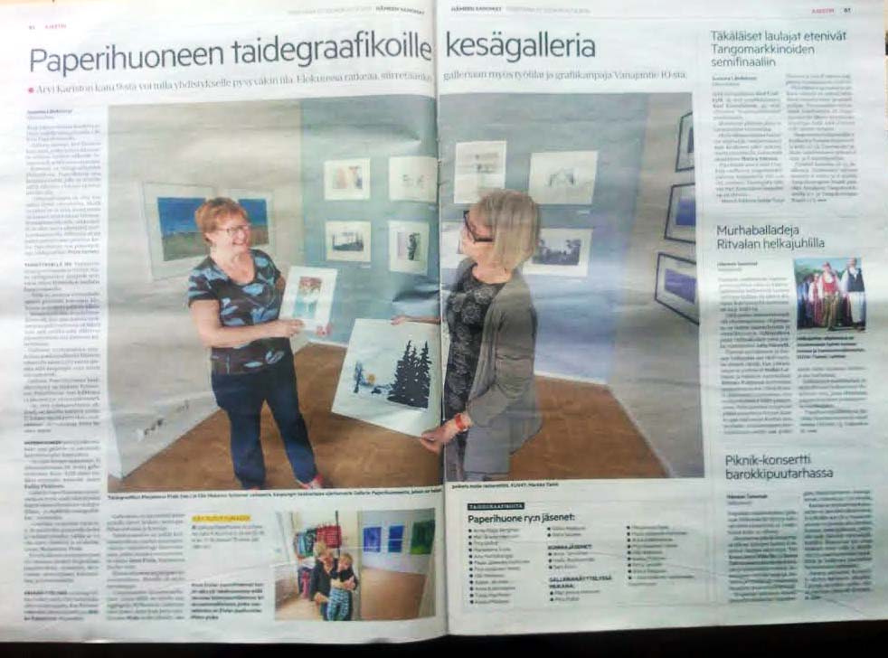 PÄÄSIMME GRAAFIKKOSISKO ULLAN KANSSA KOKO AUKEAMAN KUVAAN