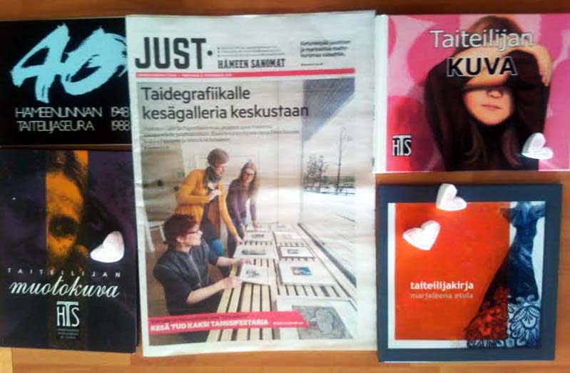 GALLERIA PAPERIHUONEEN PÖYDÄLTÄ LÖYTYY MIELENKIINTOISTA LUETTAVAA