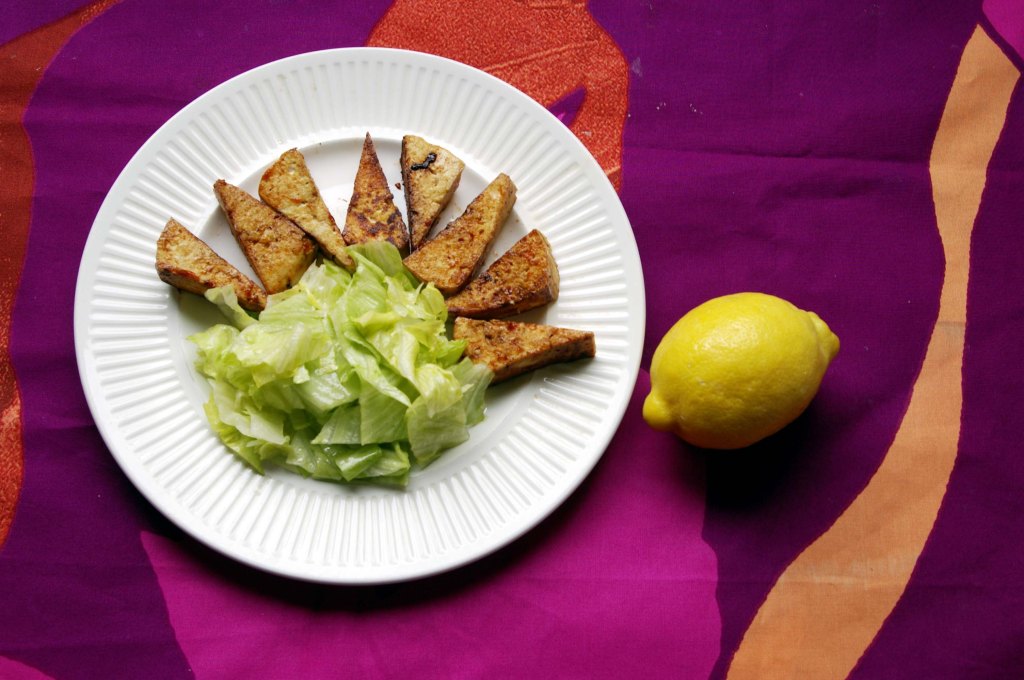 SUURI TOFU, SALAATTIA, ÖLJYÄ JA SITRUUNA