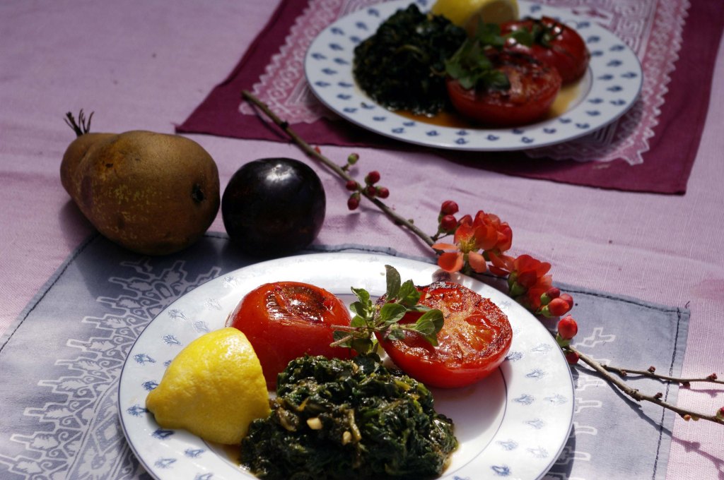 LOUNASRUOKANA HAUDUTETTUA PINAATTIA JA TOMAATTI SEKÄ TUORE LUUMU