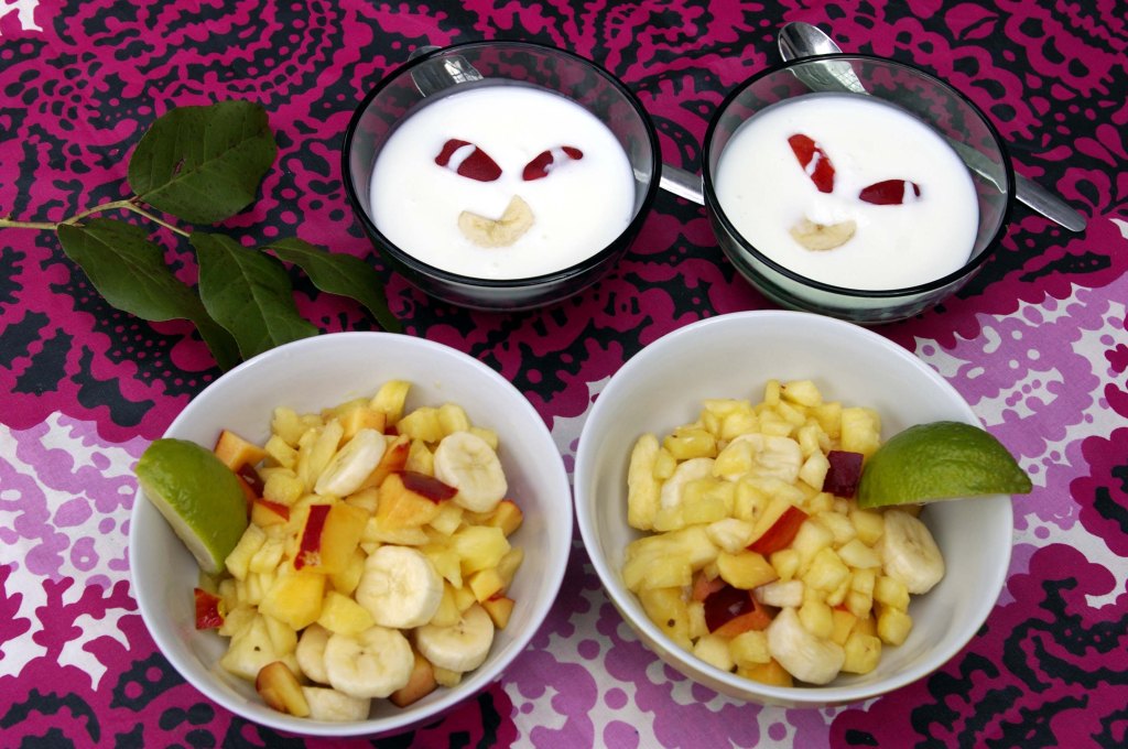 HEDELMÄSALAATTIA JA JOGURTTIA LOUNAAKSI