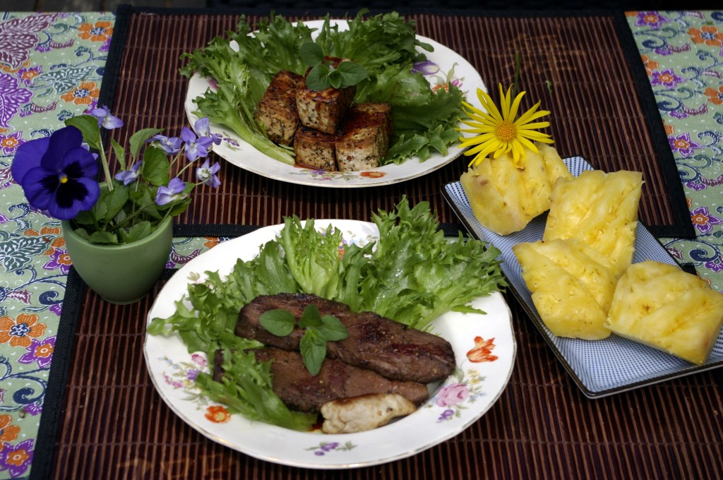 SUURI PIHVI, SALAATTIA JA TUORETTA ANANASTA