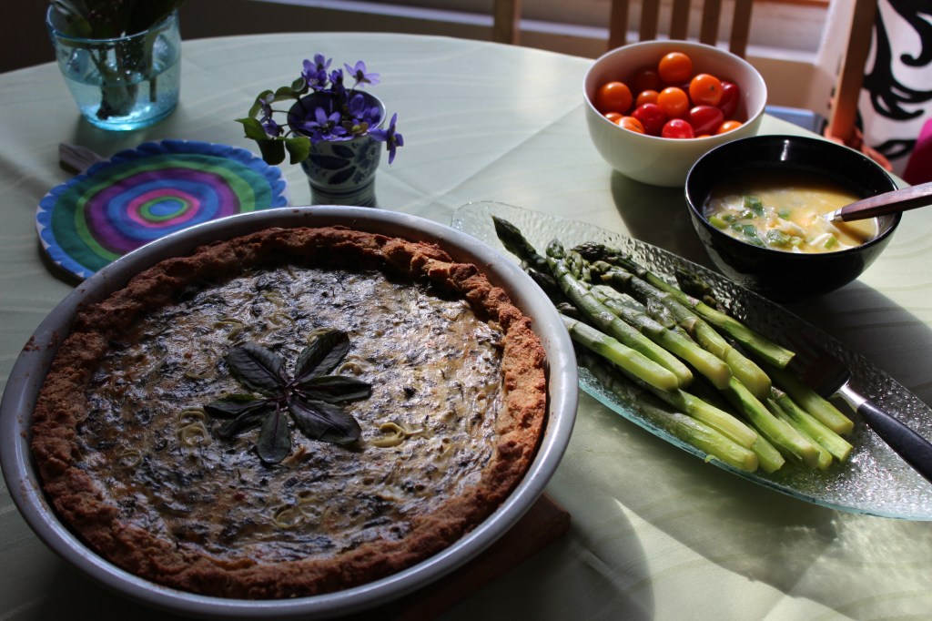 TERTUN KEVÄTVIHREÄ HORTTAPIIRAKKA JA LEENAN KEVÄTVIHREITÄ PARSOJA