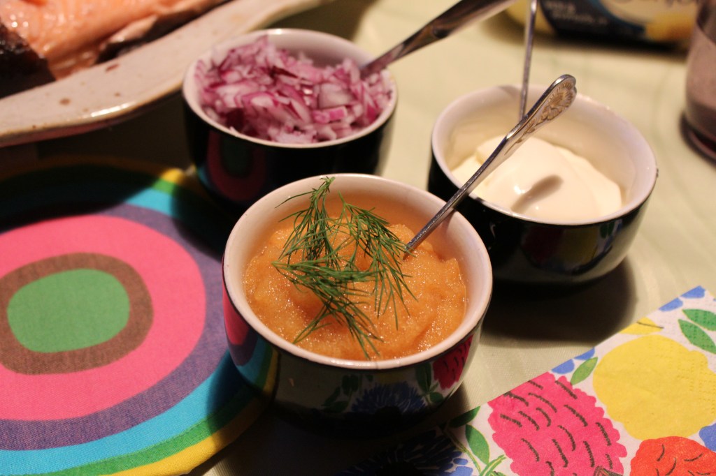 MATEENMÄTIÄ, PUNASIPULIA JA CREME FRAISEA