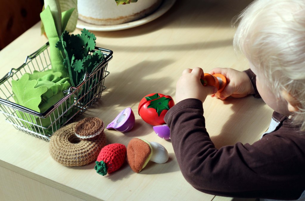 VISA LEIKKII RUOKAKAUPPAA, LAURAN VIRKKAAMAT DONITSIT, DOMINOKEKSIT JA MANSIKAT MAISTUIVAT