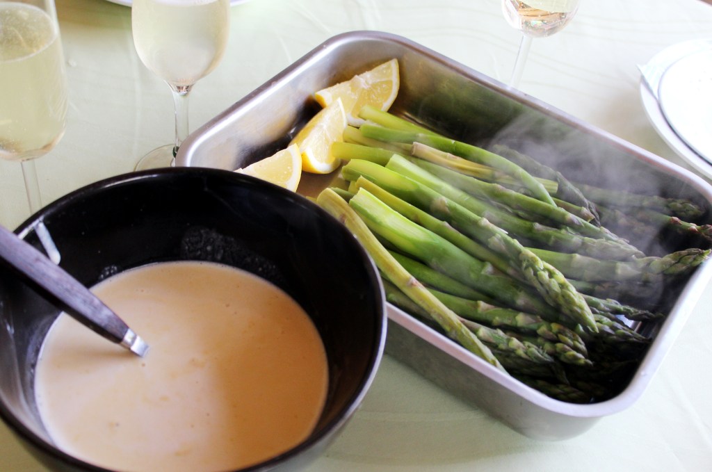 VIHREITÄ PARSOJA JA VALKOVIINI-KERMA-VOIKASTIKETTA