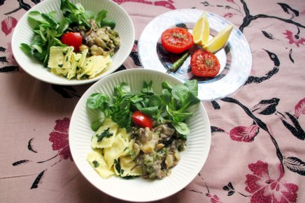 raviolia, vuonankaalia ja suppilovahveroita sekä&nbsp;mansikkarahkaa