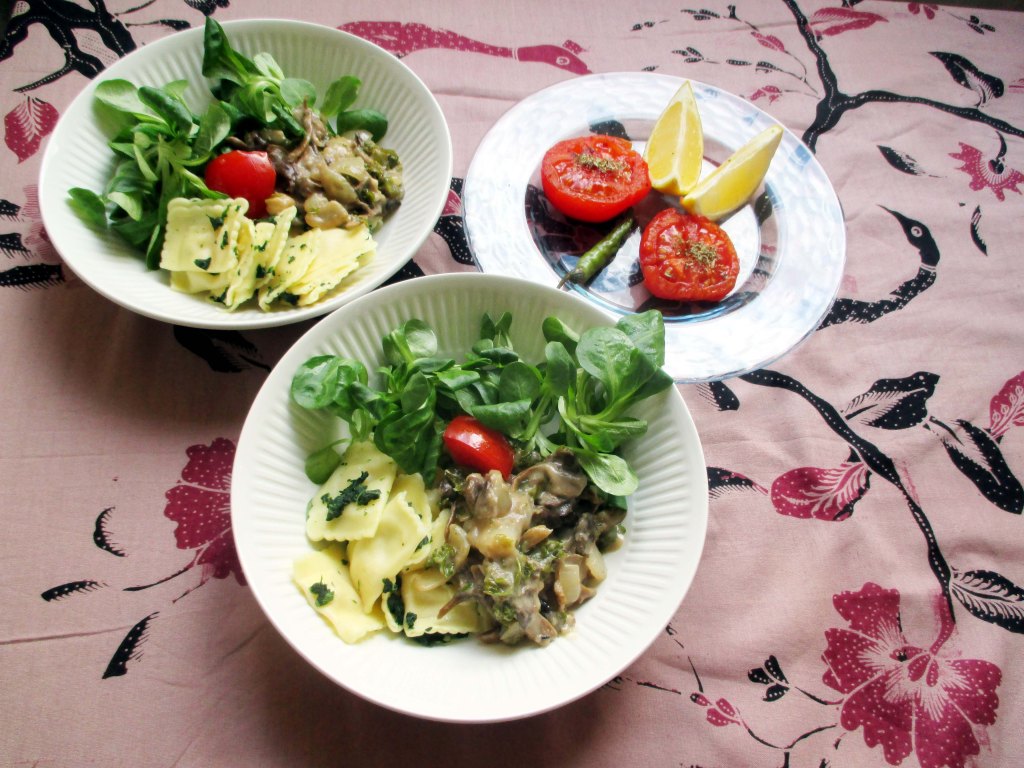 TUOREPASTAA, SIENIÄ JA PAISTETTUJA TOMAATTEJA