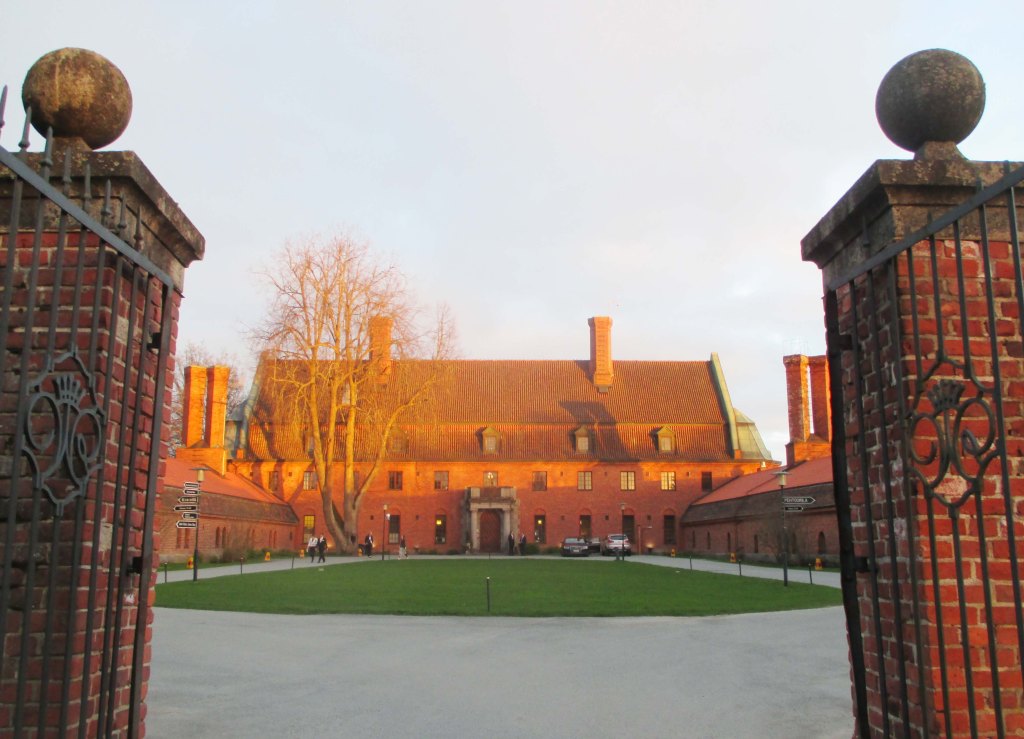 VANANJANLINNA ILTAVALOSSA