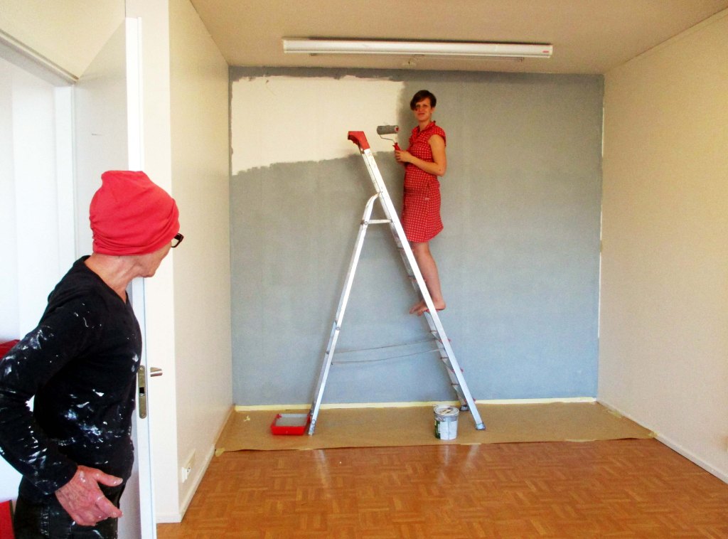 KUKKA KEIKKUI TIKAPUILLA JA MAALASI HARMAATA SEINÄÄ