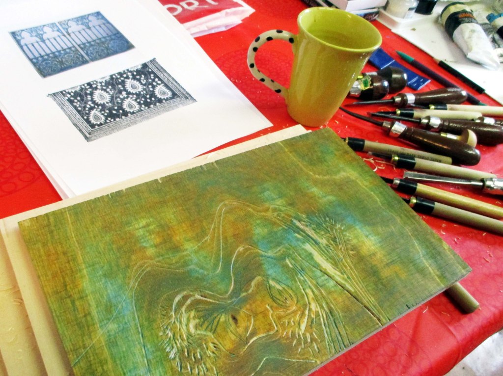 SINISESTÄ VÄRISTÄ PUHDISTETTU LAATTA TYÖSTETTÄVÄNÄ