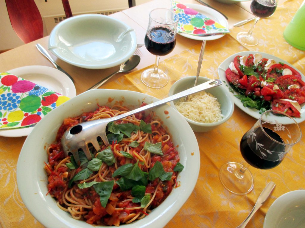 TÄYSJYVÄPASTAA TOMAATTI-SIPULIKASTIKKEEN KERA