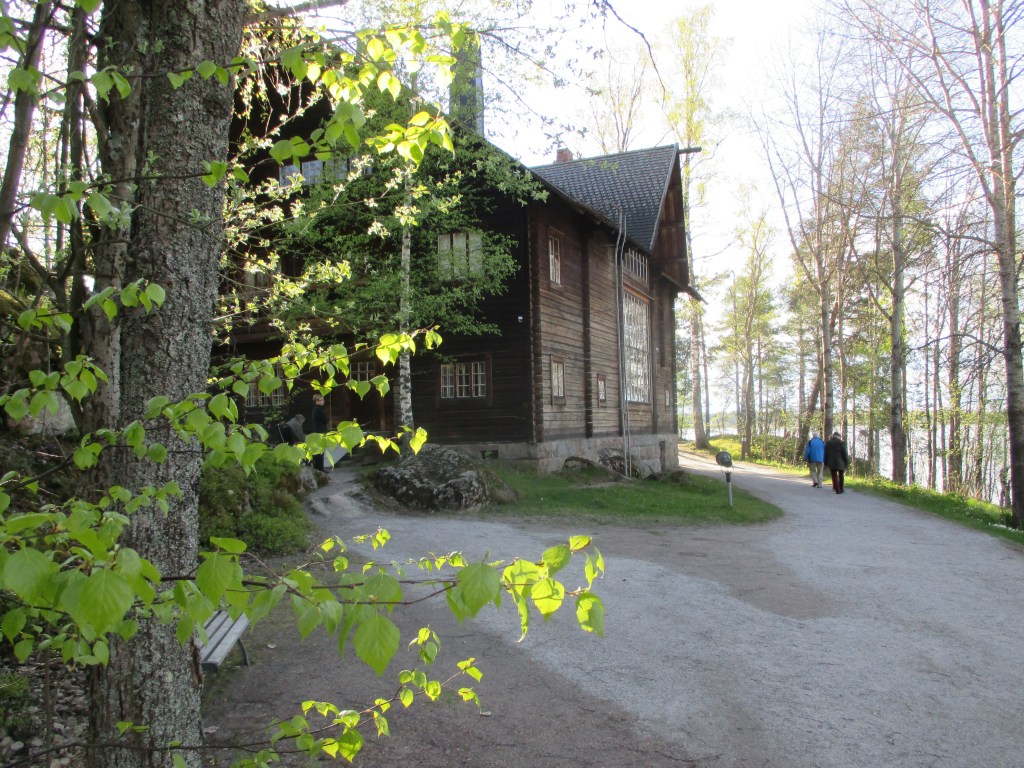 MATKALLA HALOSENNIEMEEN