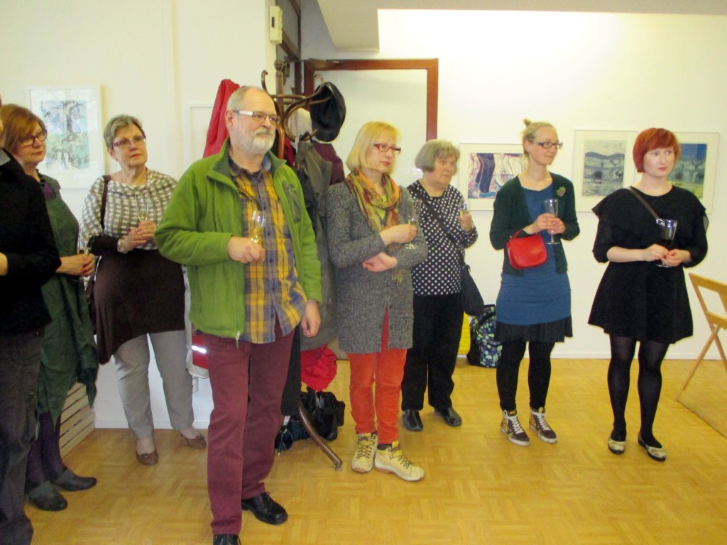 GALLERIA TÄYTTYI NOPEASTI AVAJAISVIERAISTA