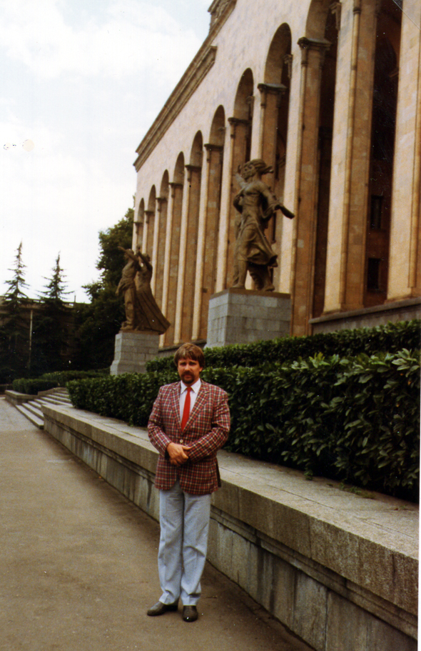 JANI POSEERAA PIONEERIPALATSIN EDESSÄ