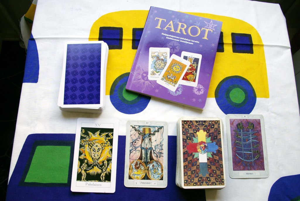 OLEN NYT KAHDEN TAROT-KORTTIPAKAN OMISTAJA