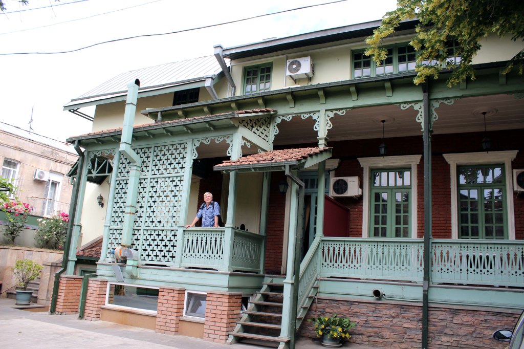 PRESTIGE-HOTELLIMME SISÄPIHAN PUOLELTA