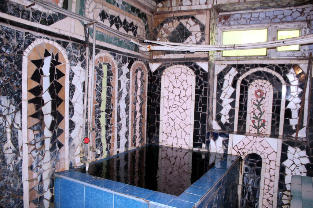 TÄHÄN PALJUUN MAHTUI KUUSI NEITOA KYLPEMÄÄN