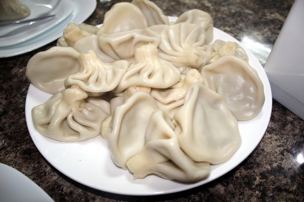 KHINKALIT MUISTUTTIVAT PELMENEJÄ, MUTTA OLIVAT ISOMPIA