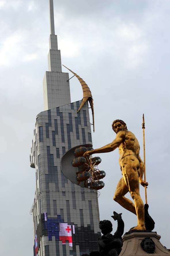 KULTAINEN NEPTUNUS JA UUTTA ARKKITEHTUURIA