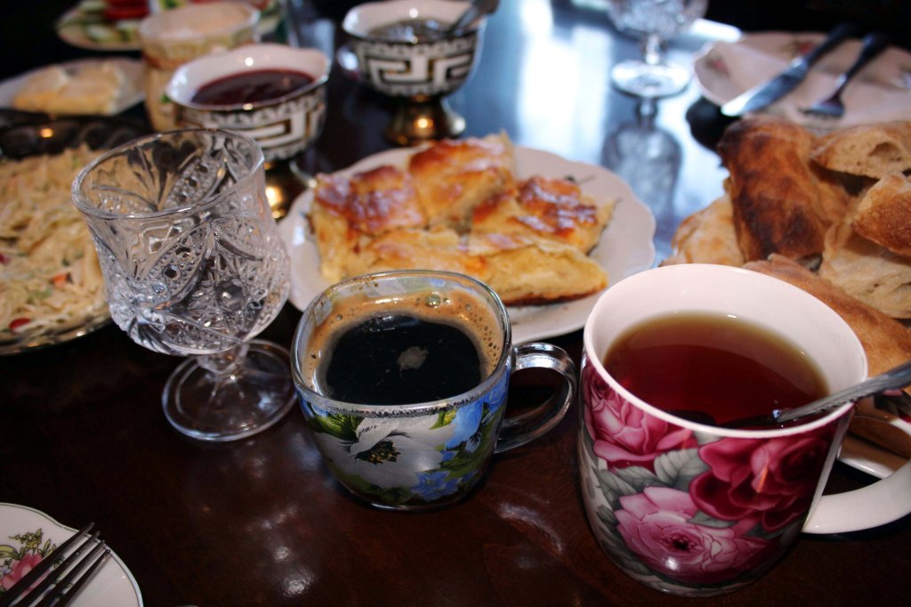 TURKKILAISTA KAHVIA JA MUSTAA TEETÄ